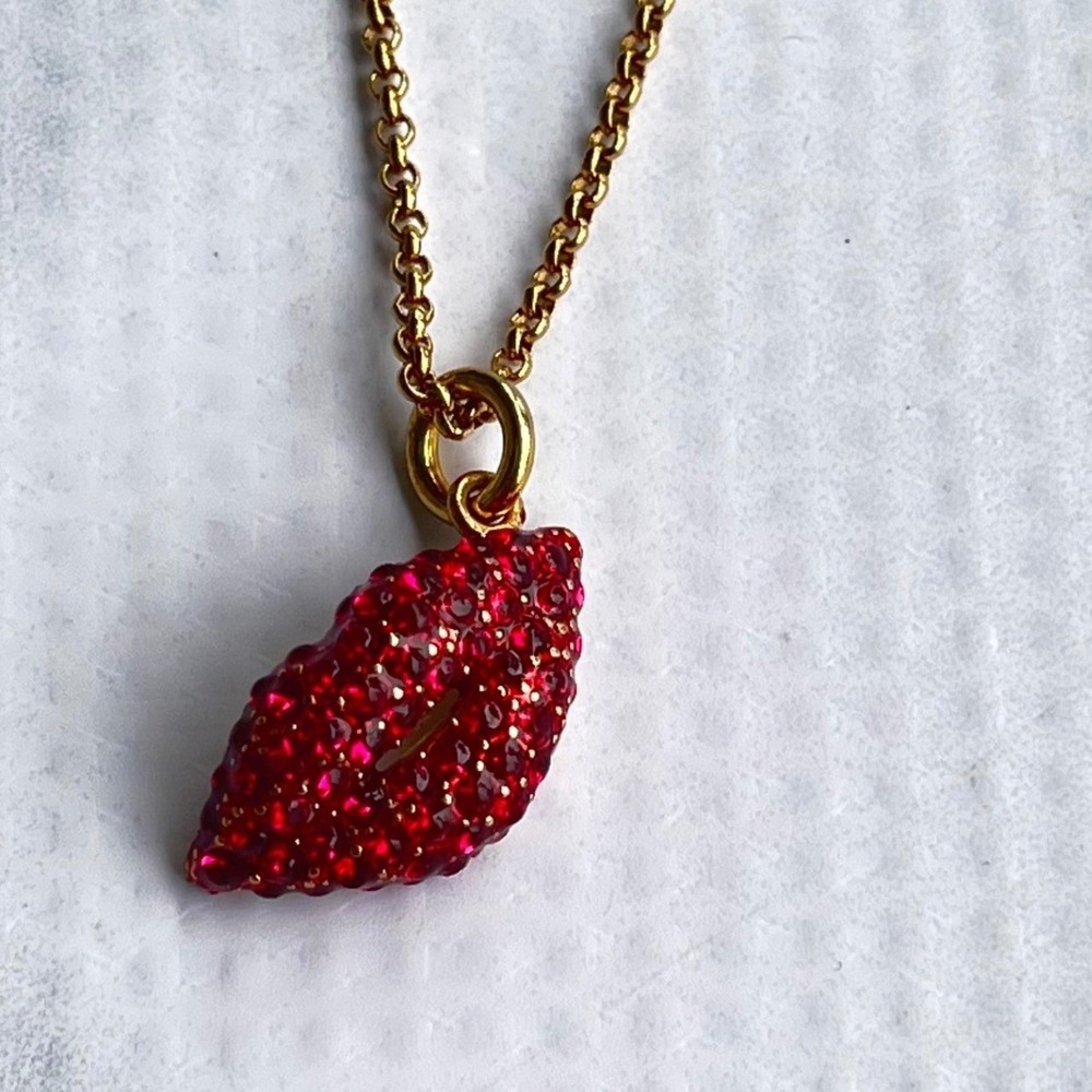 Juicy Couture Gold Tone Red Pave Crystal Lip Pendant‎ Necklace Y2K Crown Logo